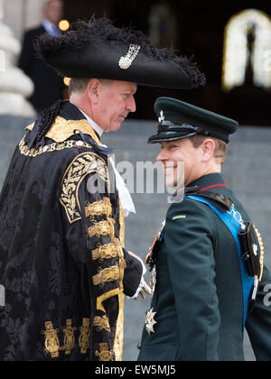 London, UK. 18. Juni 2015. Der Lord Mayor of London grüßt Prince Edward, Earl of Wessex, als er auf e, um den Wehrdienst zum Gedenken an den 200. Jahrestag der Schlacht von Waterloo in der St. Pauls Cathedral besuchen kommt. Bildnachweis: OnTheRoad/Alamy Live-Nachrichten Stockfoto
