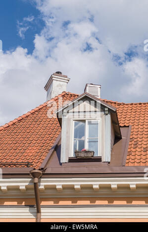 Authentisch Mansarde Fenster in einem alten Stil Ziegeldach Stockfoto