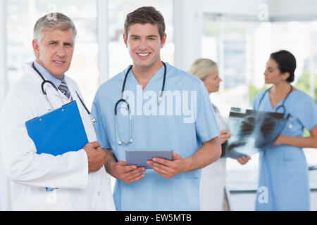 Lächelnde Ärzteteam diskutieren Stockfoto