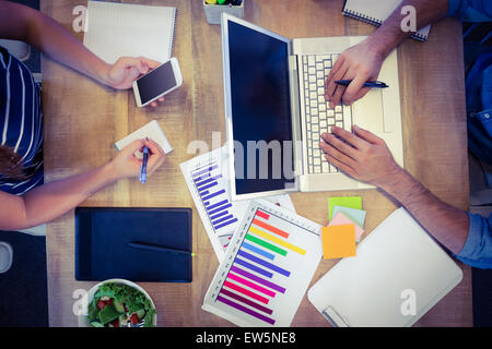 Kreative Arbeiter teilen Schreibtisch Stockfoto