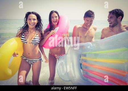 Glückliche Freunde, die Spaß am Strand Stockfoto