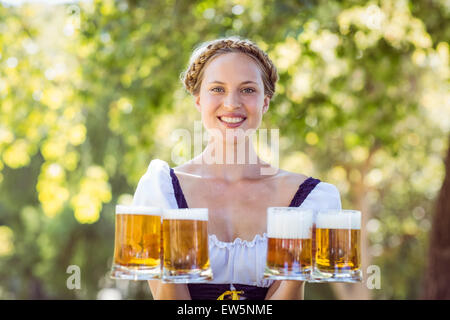 Hübsche Oktoberfest blonde Holding Biere Stockfoto