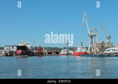 Werft in Gdynia, Polen. Sehen Sie sich auf Krane und Trockendocks arbeiten Stockfoto