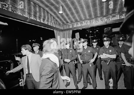 Die Beatles in New York City auf der North American Tour vor ihrem Konzert in Forest Hills stattfinden.   Schwere Polizei-Eskorte vor dem Delmonico-Hotel in New York City, wo die Band aufhalten. 28. August 1964. Stockfoto