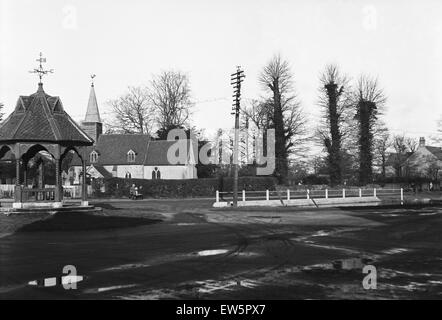 St Giles Kirche am Ickenham, London, im Vordergrund ist Village Pump um 1930 Stockfoto