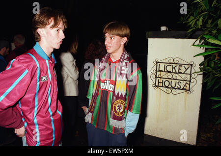 Aston Villa Fans außerhalb Zuhause von Ron Atkinson in Barnt Green, nach der Schock-Ankündigung von seiner Entlassung von Aston Villa als ihr Manager. 10. November 1994. Stockfoto