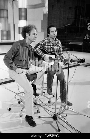 Paul Simon und Art Garfunkel, eines der größten Duos in der Geschichte der Popmusik, spielten zusammen zum ersten Mal in sieben Jahren bei der Einführung der neuen britischen jährlichen Popmusik Britannia Awards. 18. Oktober 1977. Stockfoto