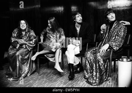 Amerikanische singen Gruppe der Mütter und die Papas gesehen hier in London, l-R, Cass Elliott, Michelle Gilliam, John Philips und Denny Doherty. Die Gruppe hielt eine Pressekonferenz nach der Veröffentlichung von Cass Elliott aus dem Polizeigewahrsam, nachdem sie war fo verhaftet Stockfoto