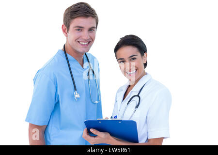 Ärzte und Krankenschwester diskutieren über Noten Stockfoto