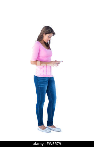 Hübsche Brünette mit ihrem smartphone Stockfoto