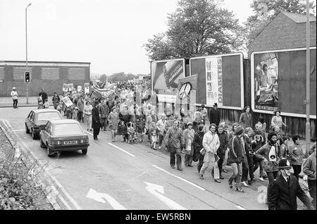 CND Frieden Demonstranten gesehen hier ausgehend von gemeinsamen Hearsall 26. Mai 1984 Coventry wurde reduzieren auf Chaos als Zehntausende von Demonstranten nahmen an einer Ban the Bomb Kundgebung teil. Anti-atomare Demonstranten aus allen Teilen des Landes kamen in die Stadt am 26. Mai Stockfoto