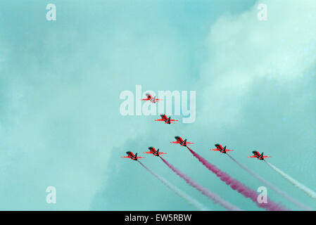 Die Red Arrows, RAF Aerobatic Team, erklingt in der 1993 500 CC British Motorcycle Grand Prix, Donington Park, 1. August 1993. Stockfoto