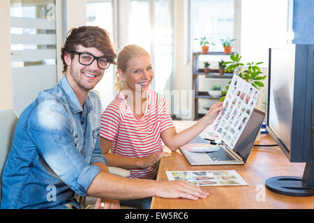 Lächeln Designer arbeiten zusammen Stockfoto