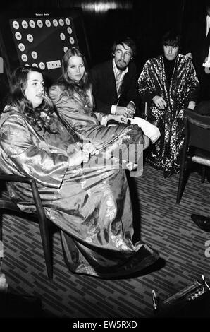 Amerikanische singen Gruppe der Mütter und die Papas gesehen hier in London, l-R, Cass Elliott, Michelle Gilliam, John Philips und Denny Doherty. Die Gruppe hielt eine Pressekonferenz nach der Veröffentlichung von Cass Elliott aus dem Polizeigewahrsam, nachdem sie war fo verhaftet Stockfoto