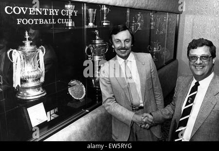 Coventry City Vorsitzender John Poynton (rechts) schüttelt Hände mit Stadt-Vize-Präsident Graham Ratcliffe vor den Clubs Trophäenschrank nach dem Sieg der Mannschaften am 1987 FA-Cup-Finale. 13. August 1987. Stockfoto