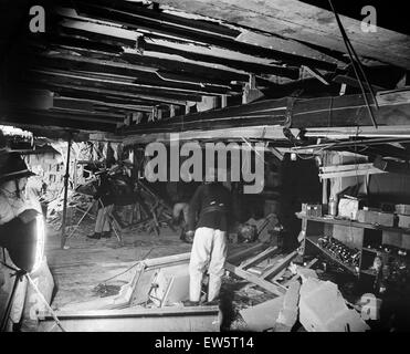 Taverne in der Stadt, Pub. Bombenschäden, Feuerwehr Untersuchung. 23. November 1974. Birmingham Pub Bombardierungen 1974. Taverne in der Stadt, einem zentralen Birmingham Pub, bombardiert 21. November 1974, einer von mehreren Bombenanschlägen. Insgesamt wurden 21 Menschen getötet und 182 Stockfoto