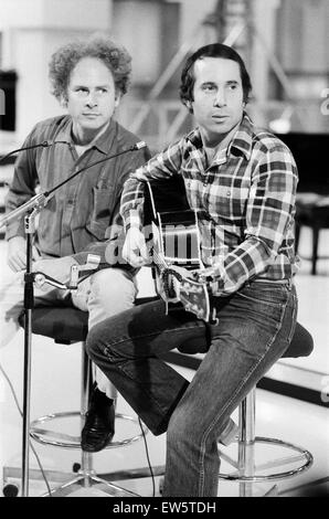 Paul Simon und Art Garfunkel, eines der größten Duos in der Geschichte der Popmusik, spielten zusammen zum ersten Mal in sieben Jahren bei der Einführung der neuen britischen jährlichen Popmusik Britannia Awards. 18. Oktober 1977. Stockfoto