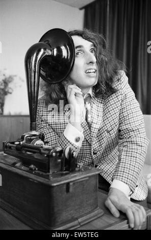 Tiny Tim (geb. Herbert Khaury; 12. April 1932 - 30. November 1996) war ein amerikanischer Sänger, Ukulele-Spieler und musikalische Archivar. Er war bekannt für seine Interpretation von "Zehenspitzen durch die Tulpen" in einer charakteristischen hohen Falsett/Vibrato Stimme gesungen. (pictu Stockfoto
