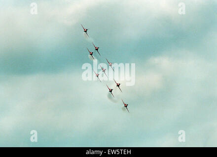 Die Red Arrows, RAF Aerobatic Team, erklingt in der 1993 500 CC British Motorcycle Grand Prix, Donington Park, 1. August 1993. Stockfoto