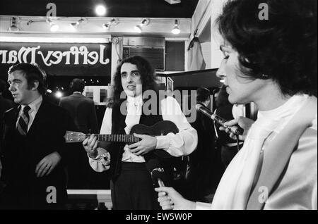 Tiny Tim (geb. Herbert Khaury; 12. April 1932 - 30. November 1996) war ein amerikanischer Sänger, Ukulele-Spieler und musikalische Archivar. Er war bekannt für seine Interpretation von "Zehenspitzen durch die Tulpen" in einer charakteristischen hohen Falsett/Vibrato Stimme gesungen. (pictu Stockfoto