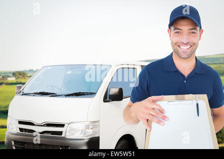 Zusammengesetztes Bild glücklich Lieferbote Paket mit Zwischenablage Stockfoto