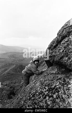 Plas Dol-y-Moch, Coventry Outdoor Education Centre liegt im Herzen des Snowdonia National Park. 13 Jahre alte Bobby Ramzan befasst sich mit die Felswand. Maentwrog, Gwynedd, Wales, 26. Oktober 1987. Stockfoto