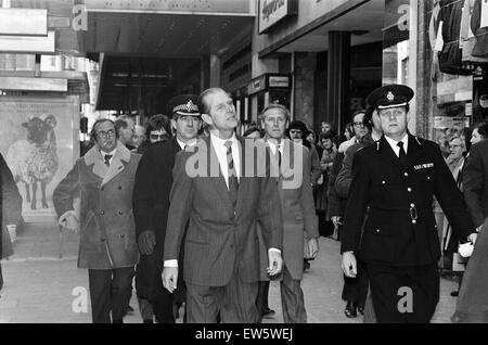 Prinz Philip, Duke of Edinburgh besucht die Szene von den Bombenanschlägen in Birmingham Pub. 25. November 1974. Stockfoto