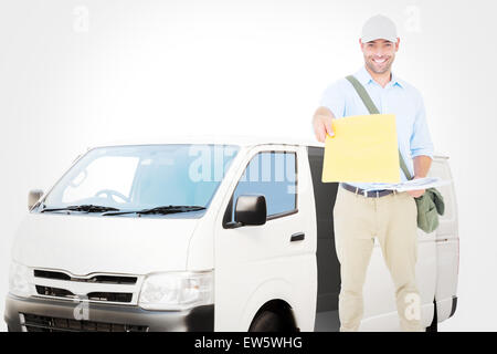 Zusammengesetztes Bild der Briefträger liefert Buchstaben auf weißem Hintergrund Stockfoto