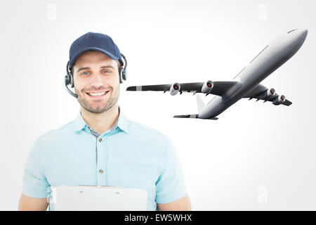 Zusammengesetztes Bild des Hhappy männlichen Kurier Mann trägt Kopfhörer Stockfoto