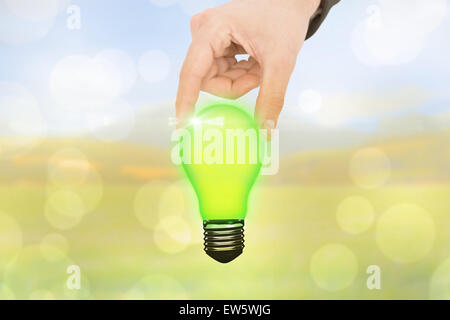 Zusammengesetztes Bild des Kaufmanns Messung etwas mit seinen Fingern Stockfoto