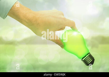 Zusammengesetztes Bild des Kaufmanns Messung etwas mit diesen Fingern Stockfoto