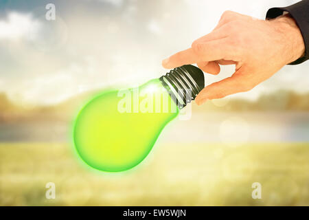 Zusammengesetztes Bild des Kaufmanns Messung etwas mit diesen Fingern Stockfoto