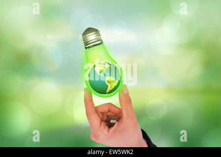 Zusammengesetztes Bild des Kaufmanns Messung etwas mit seinen Fingern Stockfoto