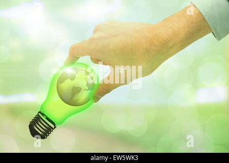 Zusammengesetztes Bild des Kaufmanns Messung etwas mit diesen Fingern Stockfoto