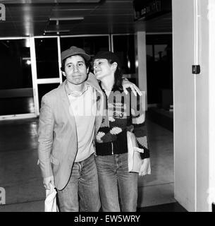 US-amerikanischer Musiker Paul Simon und Schauspielerin Carrie Fisher am Flughafen Heathrow. 24. Mai 1980. Stockfoto