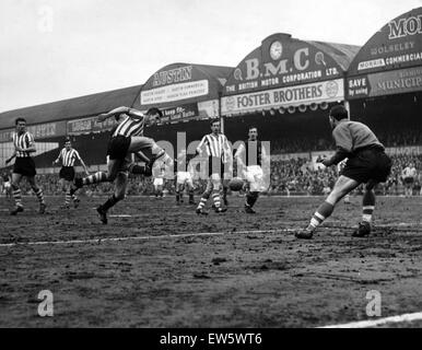 Division 1 Spiel Aston Villa 0 Links-2 Sheffield Mittwoch - einem mächtigen Kick und Mittwoch Megson Geste gelangen den Ball von Dougans Zehe im Villa Park heute Nachmittag. 13. April 1963. Stockfoto