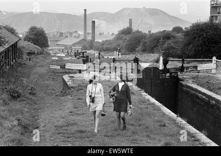 Wednesbury Photographic College-Studenten, Janice Carby und Liz Beddoes, bei Delph sperrt in der Innenstadt von Brierley Hill. Das Black Country, West Midlands, England. 25. Mai 1968. Stockfoto