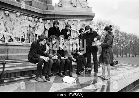 Junge Popstars versammelten sich in das Albert Memorial in London mittags ein Brot und Wasser auf Malpani Weihnachten Appell aufmerksam. Im Bild, Elaine Osborn dienen Brot und Wasser, Roger Waters, Nick Mason, Syd Barrett, Rick Wright, Barry Fantoni, Paul Stockfoto