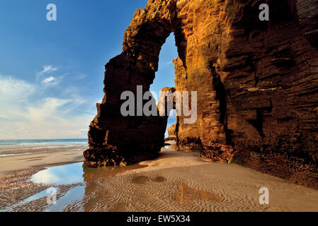 Spanien, Galicien: Beeindruckende Felsen Bogen an Doms Strand (Praia als Catedrais aufsuchen) Stockfoto