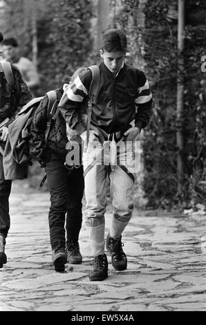 Plas Dol-y-Moch, Coventry Outdoor Education Centre liegt im Herzen des Snowdonia National Park. Im Bild sind junge Teenager tragenden Rucksäcke und Kabelbaum Ausrüstung Fuß. Maentwrog, Gwynedd, Wales, 26. Oktober 1987. Stockfoto