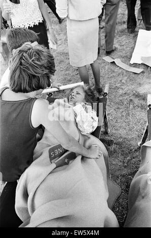 Die Beatles 1964 Amerika-Tour in San Francisco. (Bild zeigt) Ein junger Fan auf einer Bahre in eines der Opfer Station. 18. August 1964 Stockfoto