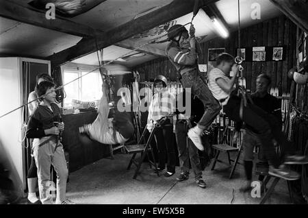 Plas Dol-y-Moch, Coventry Outdoor Education Centre liegt im Herzen des Snowdonia National Park.  Kinder üben Abseilen im Innenbereich. Maentwrog, Gwynedd, Wales, 26. Oktober 1987. Stockfoto