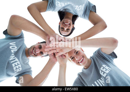 Glücklich Freiwilligen setzen Sie ihre Hände zusammen Stockfoto