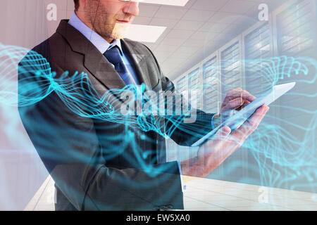 Zusammengesetztes Bild des Innenfeldes eines Geschäftsmannes mit digital-Tablette Stockfoto