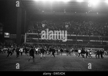 Lüfter laufen auf das Spielfeld. Divison ein Spiel Aston Villa 6-2 Everton gehalten im Villa Park. 5. November 1989. Stockfoto