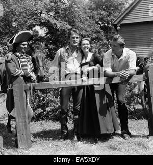 Laurence Olivier, Kirk Douglas, Janette Scott und Burt Lancaster am Set von "The Devils Jünger" in Tring Park, Hertfordshire. 30. Juli 1958. Stockfoto