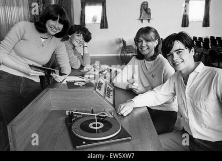Studenten aus St. Marien Sixth Form College, Middlesbrough, 7. Juli 1981. Sie führen ihre ganz eigene Radiostation, SM6, Rundfunk seit Oktober letzten Jahres. Links nach rechts, Ann Smith, Joanne McCurley, Station Manager Tracy Bousfield und Stephen Hunnensett. Stockfoto