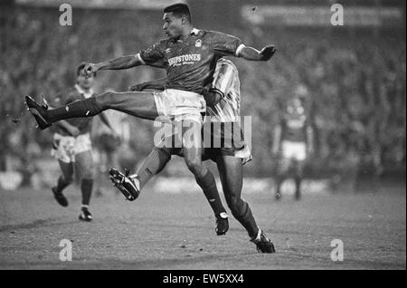 Coventry City 5 V Nottingham Forest 4.  Vierte Runde des Pokals Rumbelows bei Highfield Road. (Bild zeigt) Coventry-Spieler am ball.  28. November 1990 Stockfoto