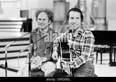 Paul Simon und Art Garfunkel, eines der größten Duos in der Geschichte der Popmusik, spielten zusammen zum ersten Mal in sieben Jahren bei der Einführung der neuen britischen jährlichen Popmusik Britannia Awards. 18. Oktober 1977. Stockfoto