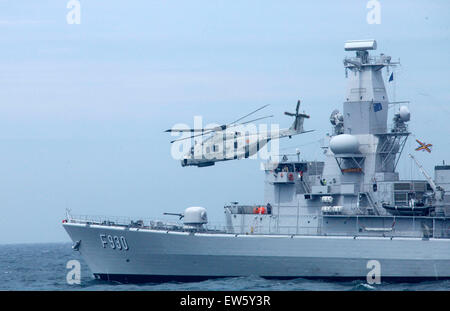 Brüssel. 17. Juni 2015. Ein Schiff basierte Hubschrauber von Belgien Marine fliegt mit einer Fregatte während eines Bohrers in der Nordsee, 17. Juni 2015. Bildnachweis: Wang Xiaojun/Xinhua/Alamy Live-Nachrichten Stockfoto